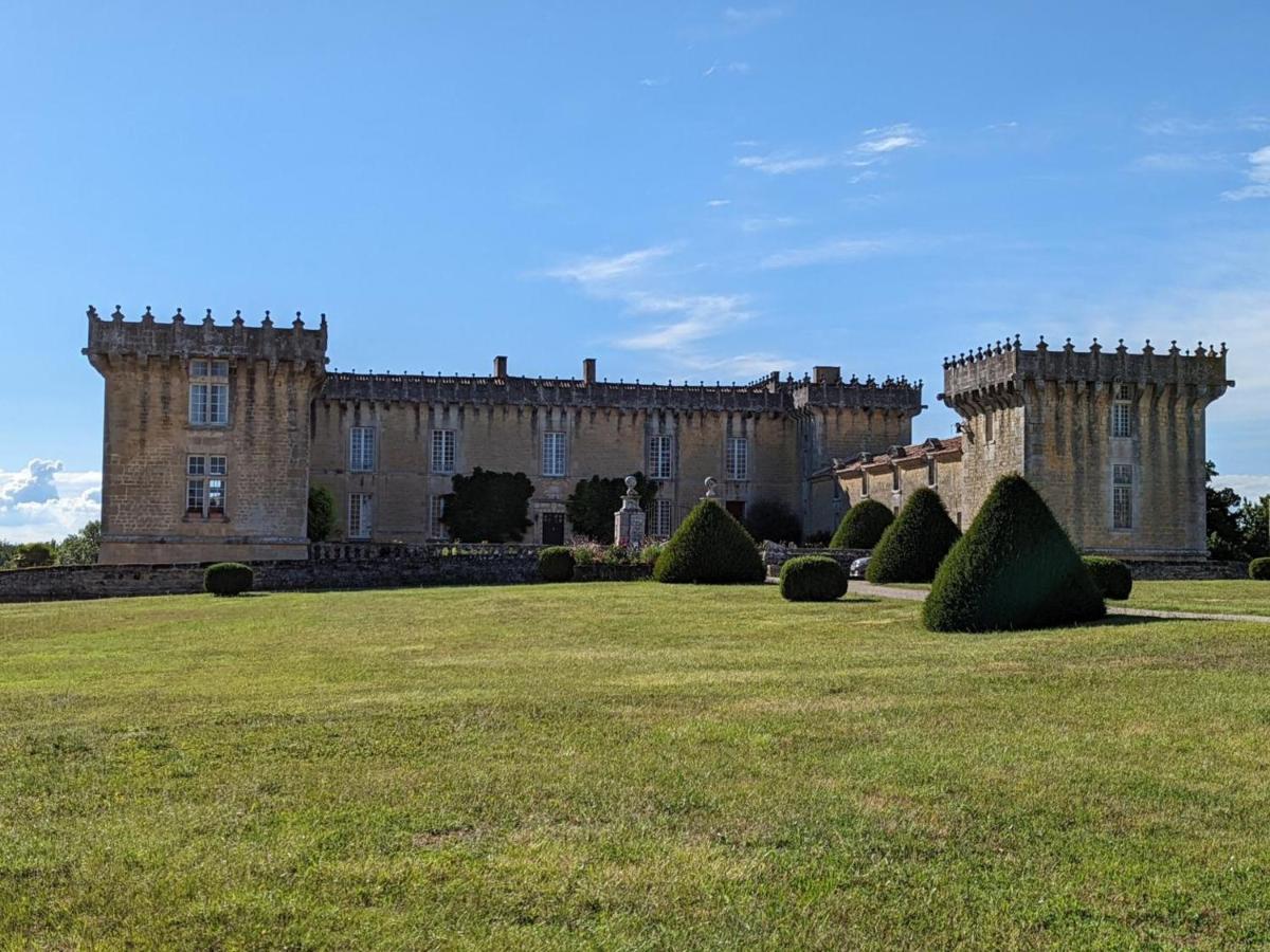 Gite Charmant Au Coeur D'Un Chateau Historique Avec Parc, Proche De Cognac, Ideal Famille Et Nature - Fr-1-653-167 Cherves-de-Cognac المظهر الخارجي الصورة